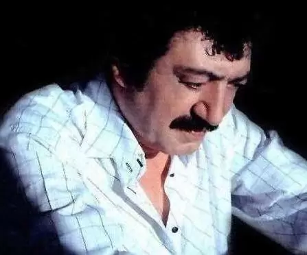 Müslüm Gürses – Sende Kalmış Arabesk Dinle