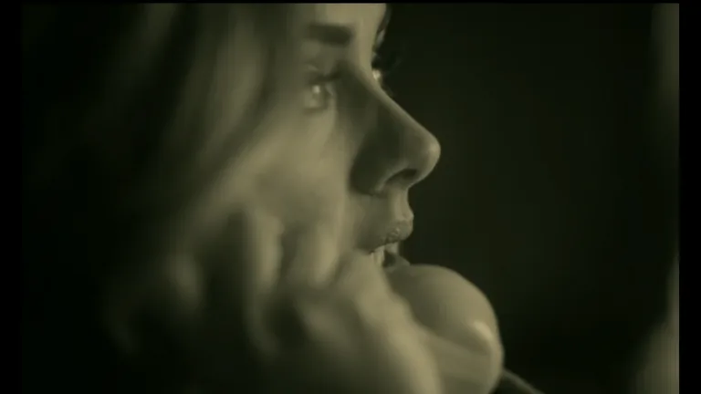 Adele'in Hello şarkısı YouTube'da Gangnam Style’ın rekorunu kırdı