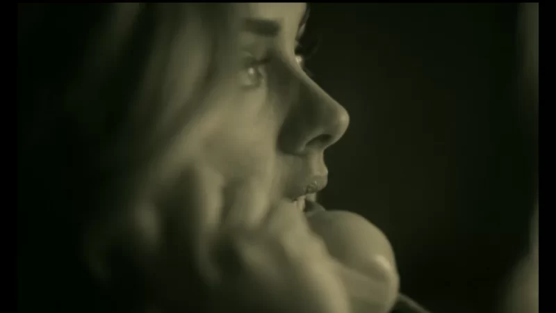 Adele'in Hello şarkısı YouTube'da Gangnam Style’ın rekorunu kırdı