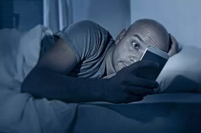 Sağlıksız uykunun nedeni: Cep telefonu