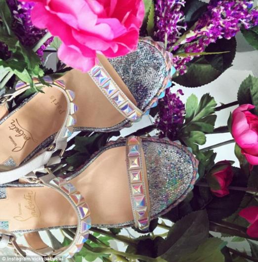 3414174F00000578 3586677 When vickybabyswl treated herself to silver studded Louboutin sh a 89 1463059439843