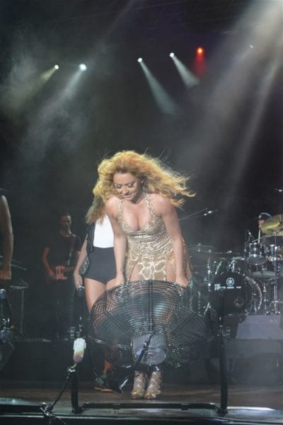 hadise konserden frikik resimleri6