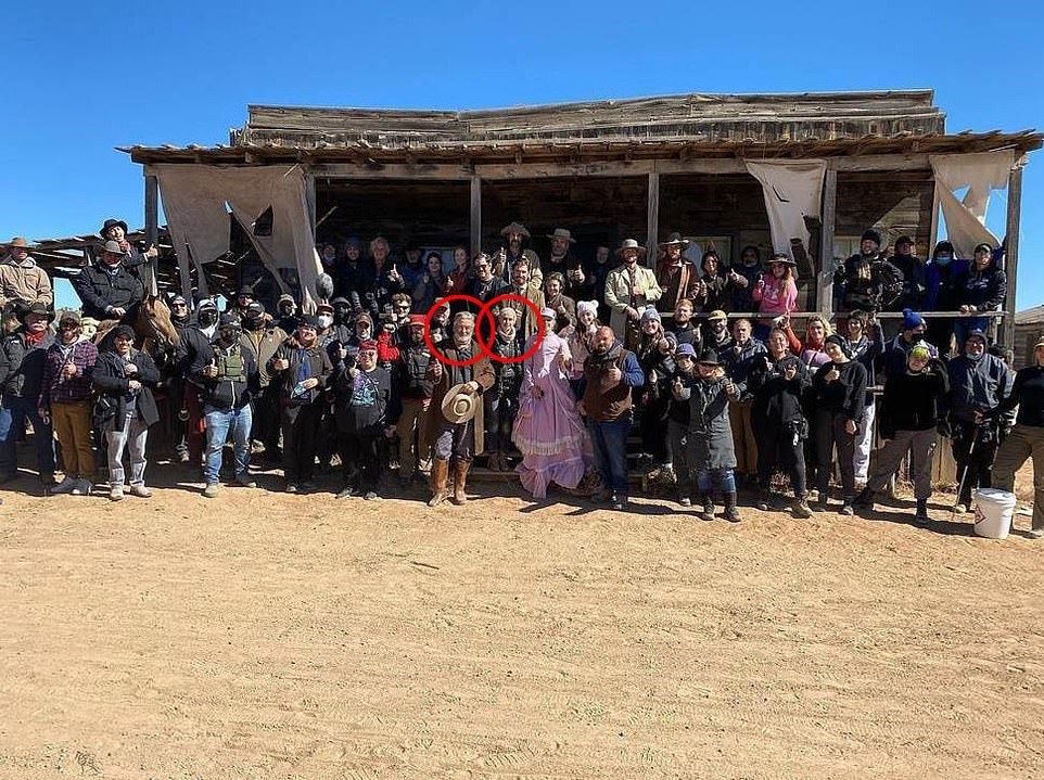 Alec Baldwin’in sette kurusıkı silahla 1 kişiyi öldürdüğü kaza sonrası ilk açıklama