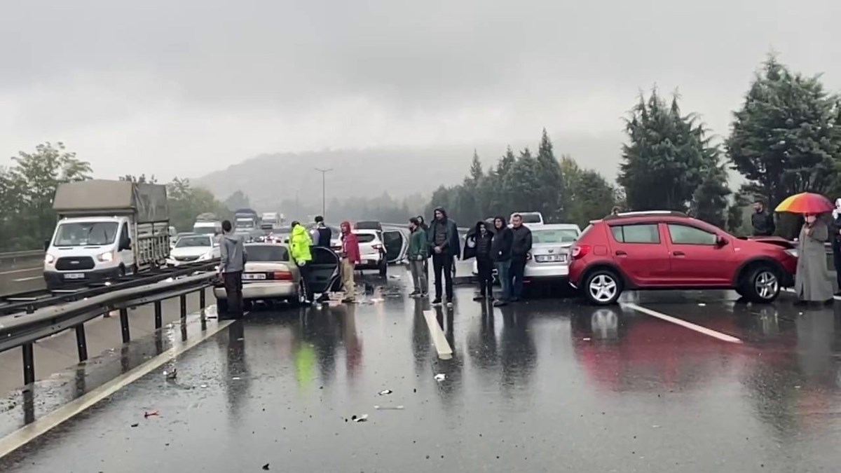 Anadolu Otoyolu’nda 23 araç birbirine girdi: 3’ü ağır 17 yaralı