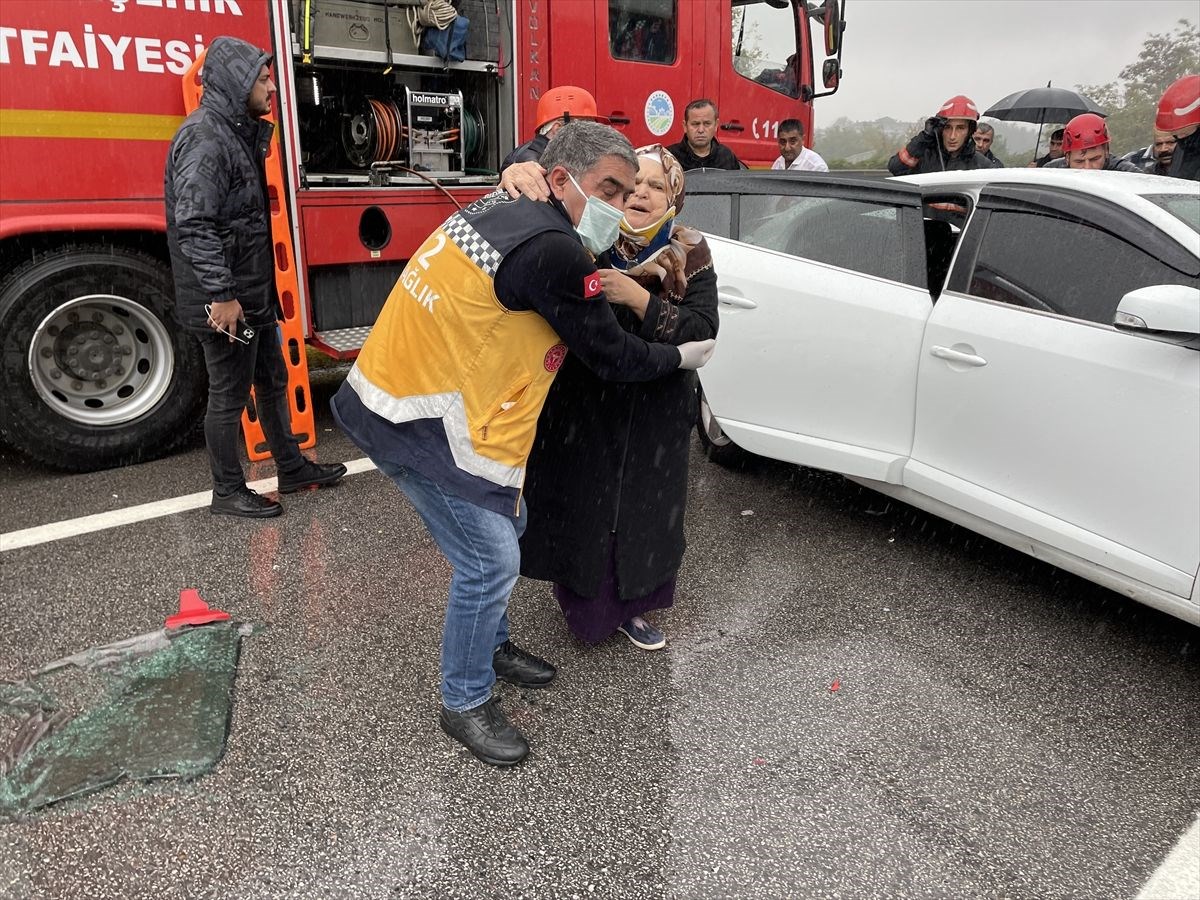 Anadolu Otoyolu’nda 23 araç birbirine girdi: 3’ü ağır 17 yaralı