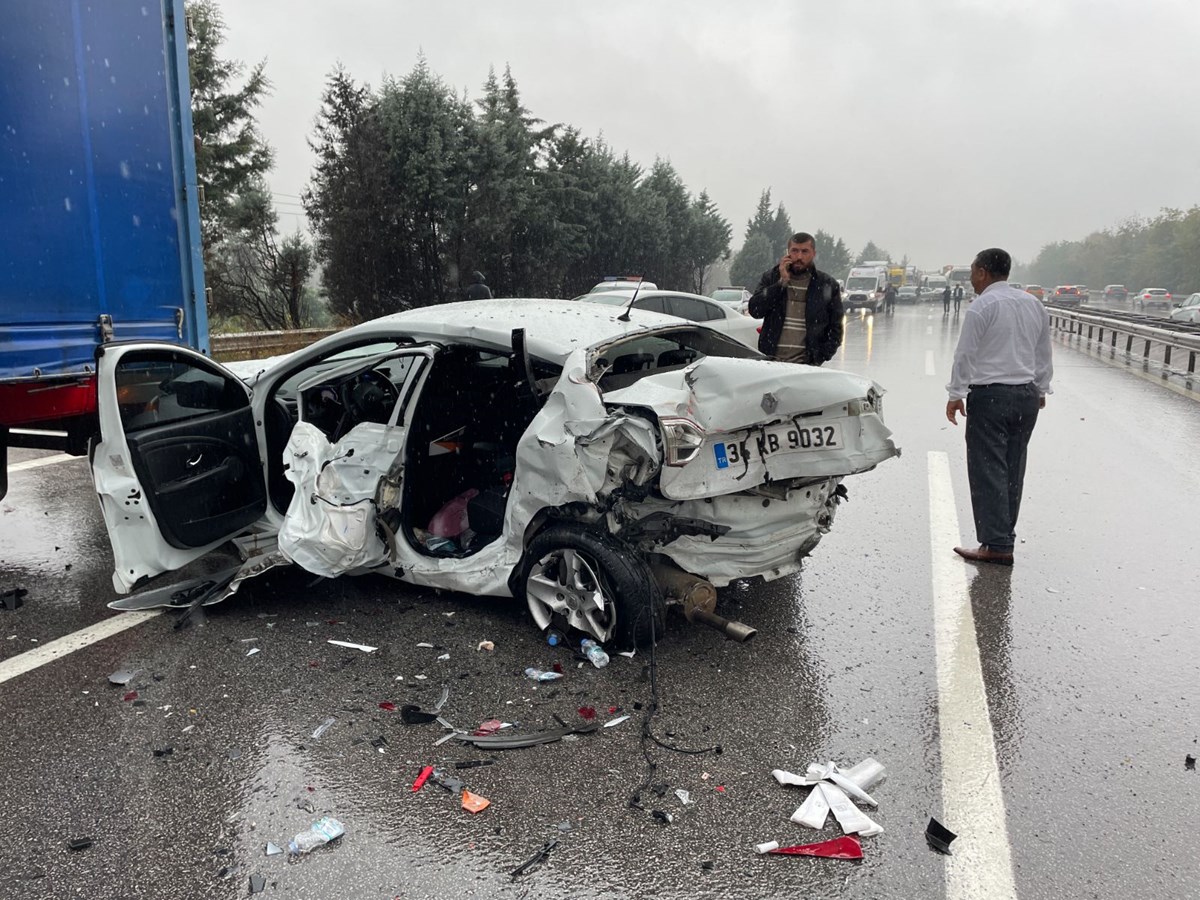 Anadolu Otoyolu’nda 23 araç birbirine girdi: 3’ü ağır 17 yaralı