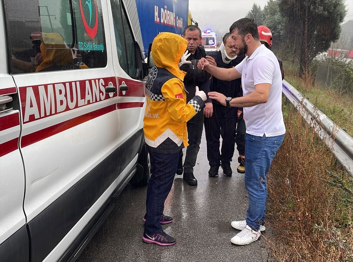 Anadolu Otoyolu’nda 23 araç birbirine girdi: 3’ü ağır 17 yaralı