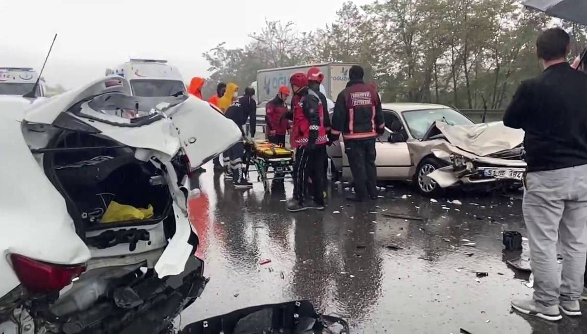 Anadolu Otoyolu'nda 23 araç birbirine girdi: 3'ü ağır 17 yaralı