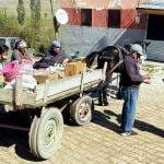 Atıyla aşındırdığı yollarda 54 yıldır köy köy gezip çerçilik yapıyor