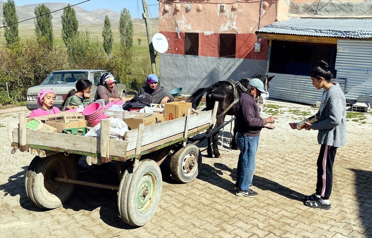 Atıyla aşındırdığı yollarda 54 yıldır köy köy gezip çerçilik yapıyor