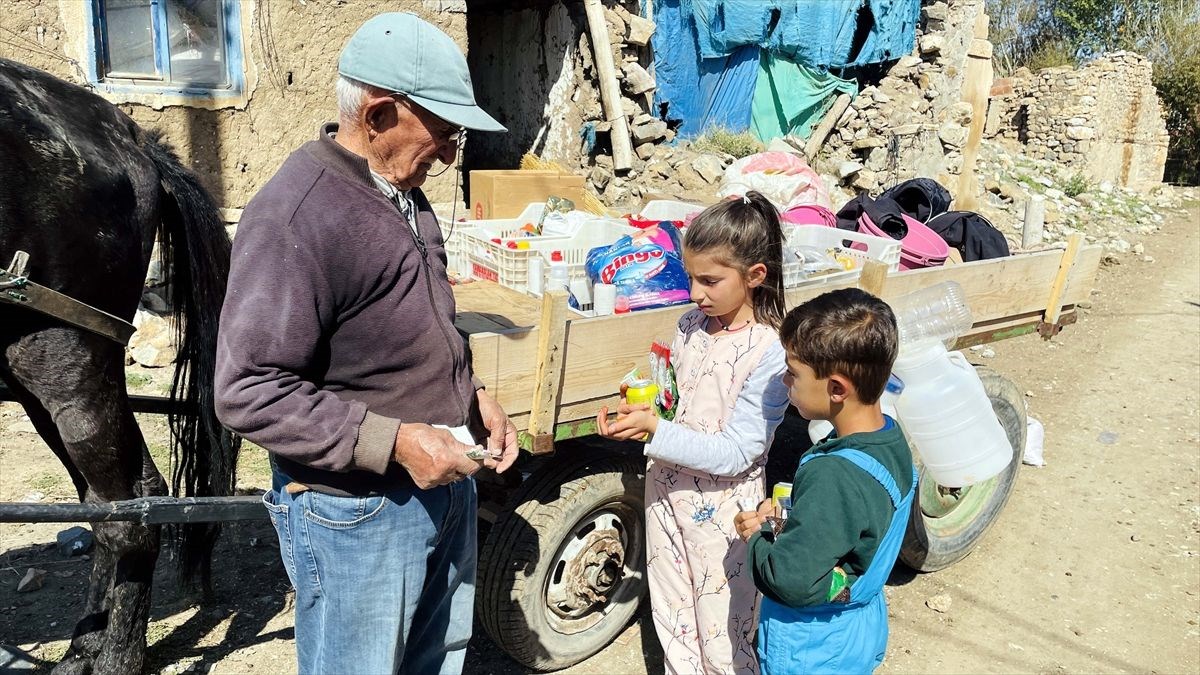 Atıyla aşındırdığı yollarda 54 yıldır köy köy gezip çerçilik yapıyor