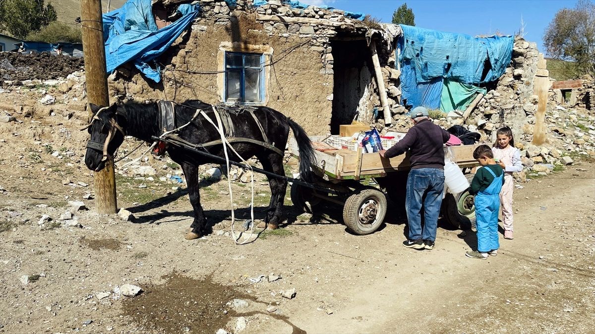 Atıyla aşındırdığı yollarda 54 yıldır köy köy gezip çerçilik yapıyor