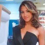 Babasının tabutu başında ‘seksi poz’ veren sosyal medya fenomenine tepki büyük