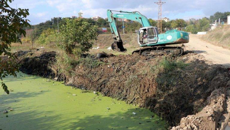 Çöplüğe dönen ‘Bayır Deresi’ temizleniyor