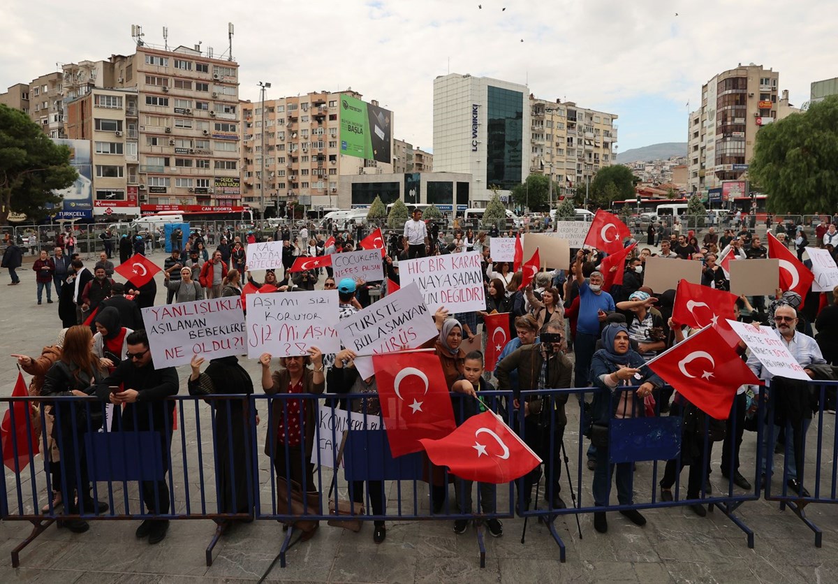 Covid-19 aşısı karşıtları, İzmir’de miting düzenledi