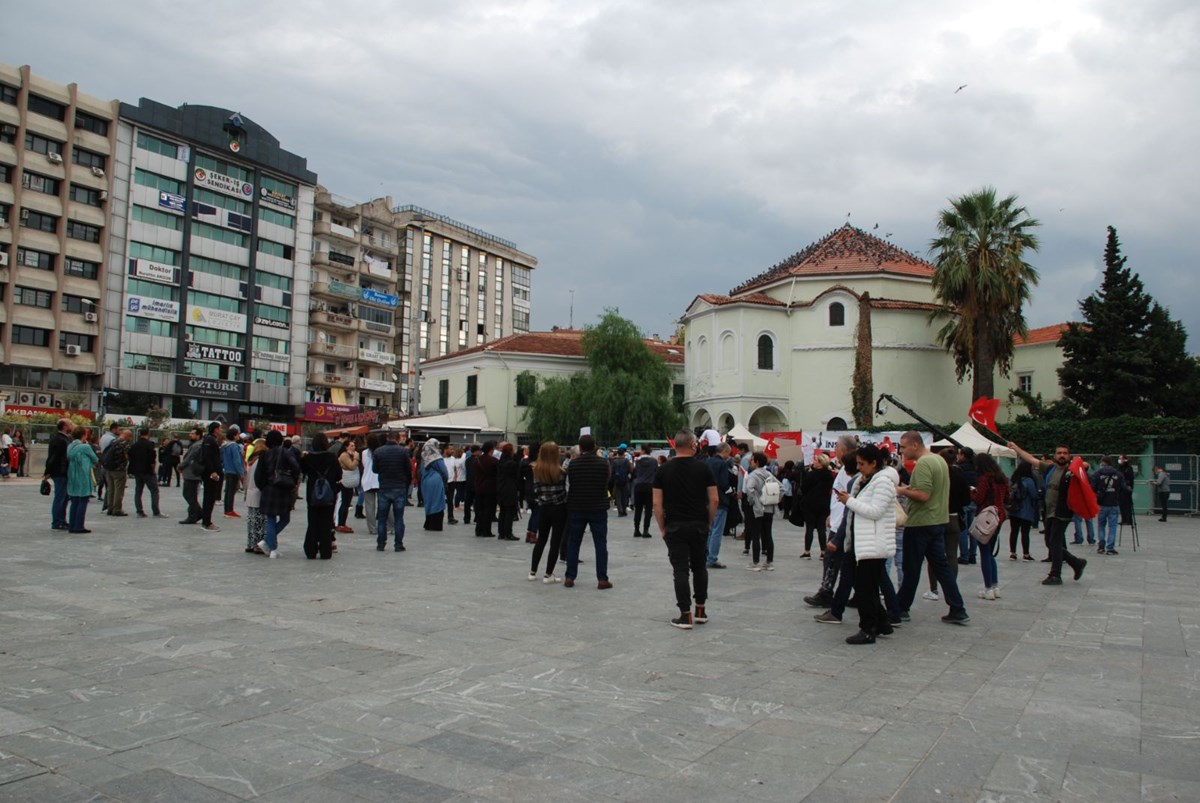 Covid-19 aşısı karşıtları, İzmir’de miting düzenledi
