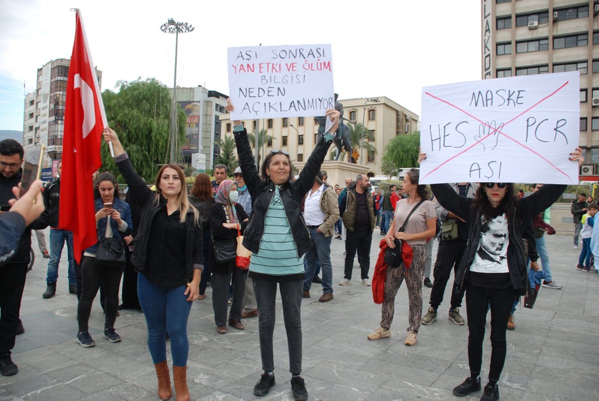 Covid-19 aşısı karşıtları, İzmir’de miting düzenledi