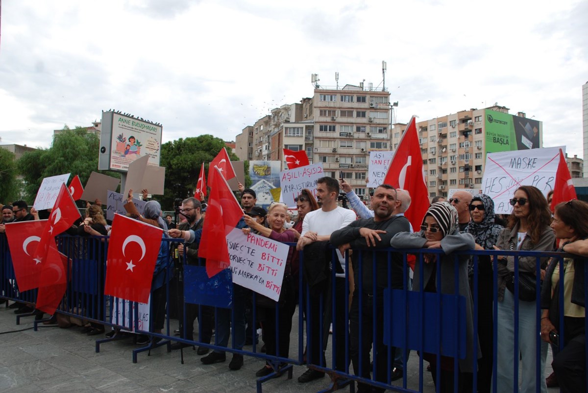Covid-19 aşısı karşıtları, İzmir’de miting düzenledi