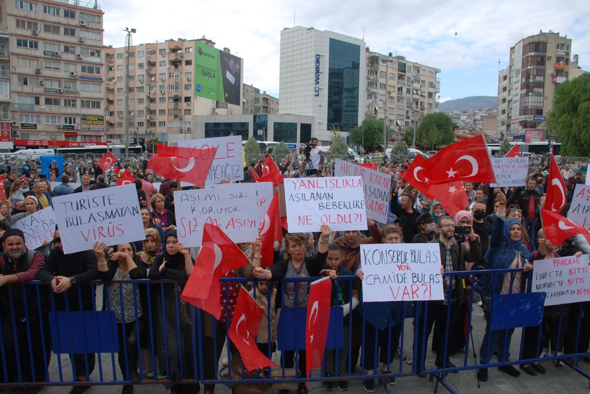 Covid-19 aşısı karşıtları, İzmir’de miting düzenledi