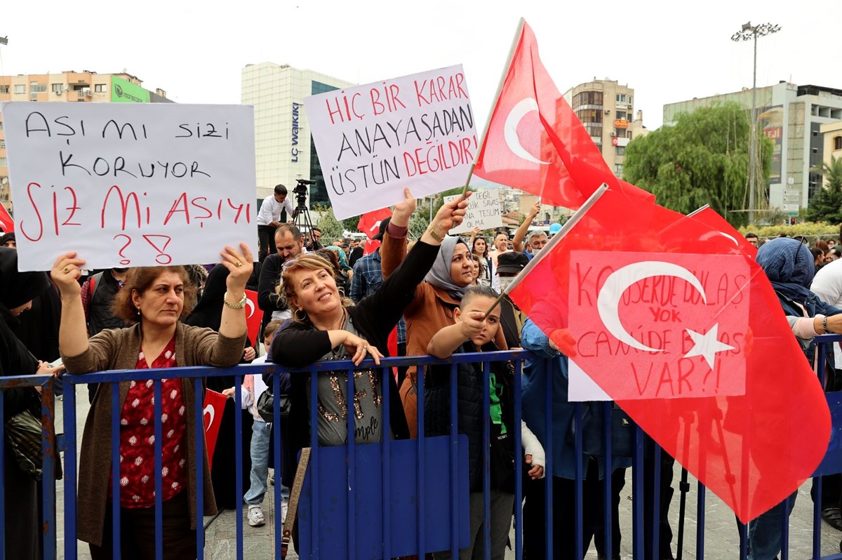 Covid-19 aşısı karşıtları, İzmir’de miting düzenledi