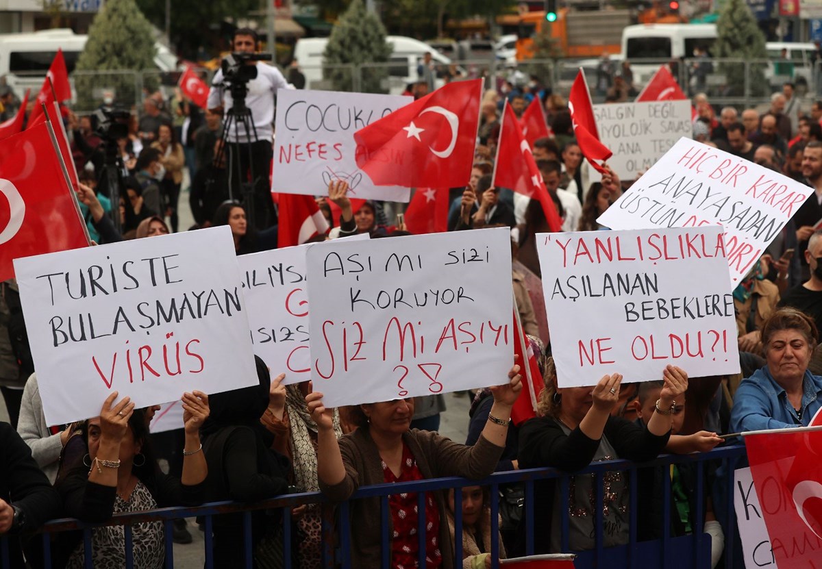 Covid-19 aşısı karşıtları, İzmir’de miting düzenledi