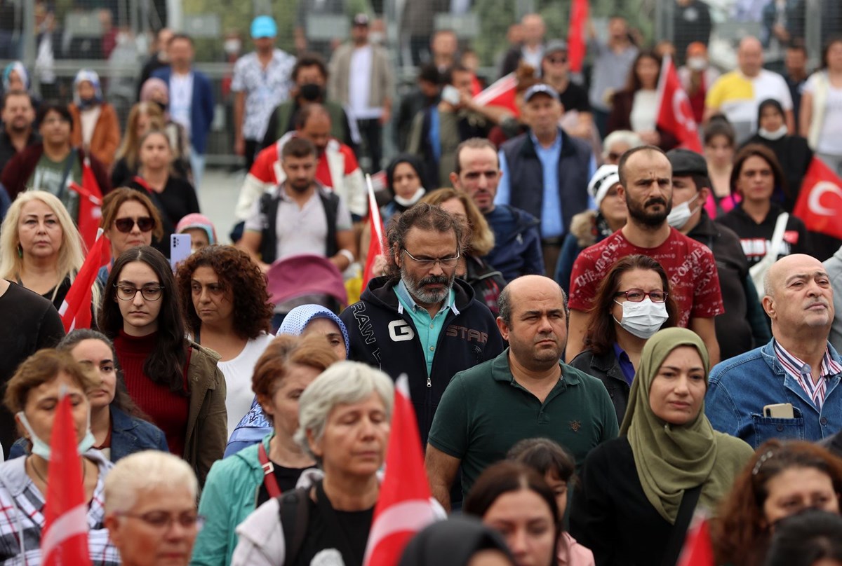 Covid-19 aşısı karşıtları, İzmir’de miting düzenledi