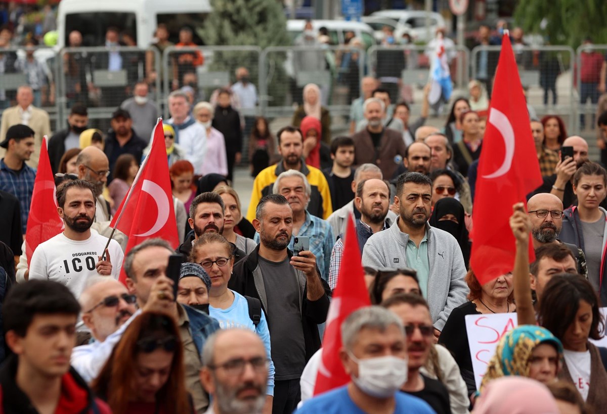 Covid-19 aşısı karşıtları, İzmir’de miting düzenledi