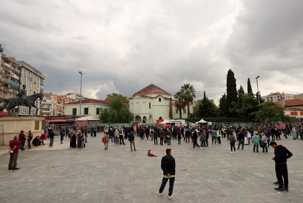 Covid-19 aşısı karşıtları, İzmir’de miting düzenledi