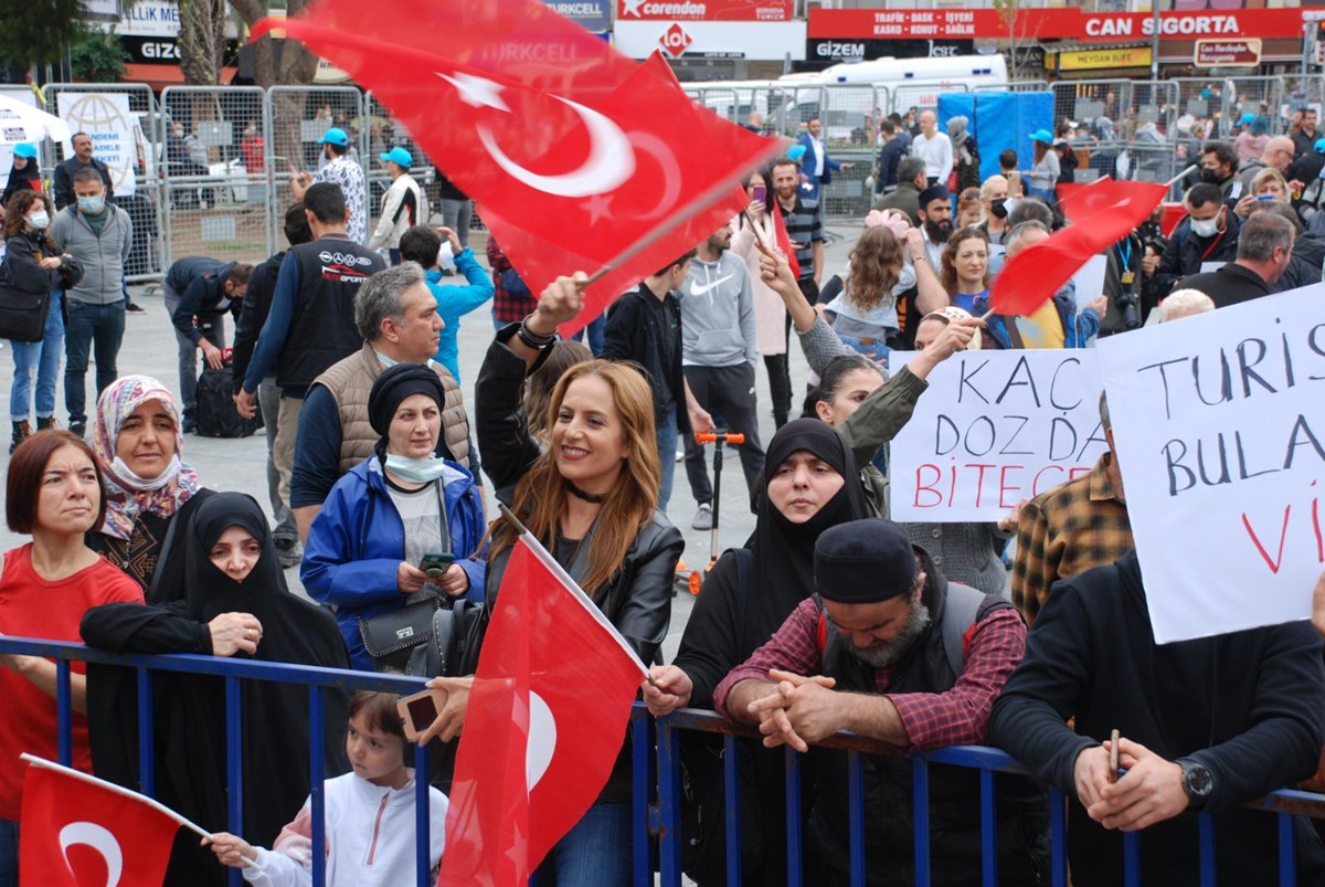 Covid-19 aşısı karşıtları, İzmir’de miting düzenledi