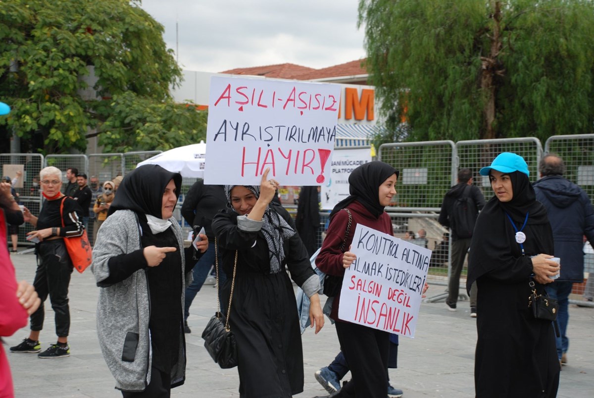 Covid-19 aşısı karşıtları, İzmir’de miting düzenledi