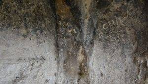 Defineciler mağara şapeli tahrip etti