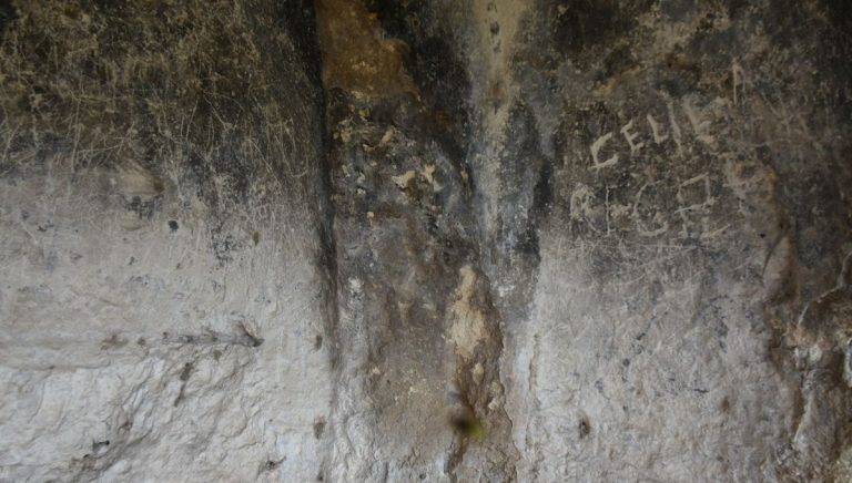 defineciler magara sapeli tahrip etti