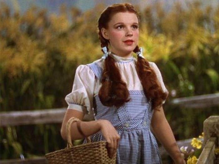 harry styles oz buyucusu esintili kiyafetiyle sahnede 3