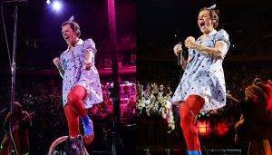 Harry Styles Oz Büyücüsü esintili kıyafetiyle sahnede