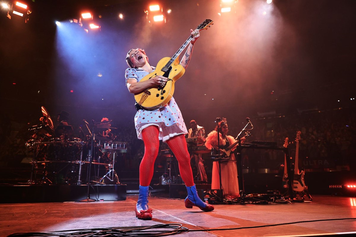 harry styles oz buyucusu esintili kiyafetiyle sahnede 4