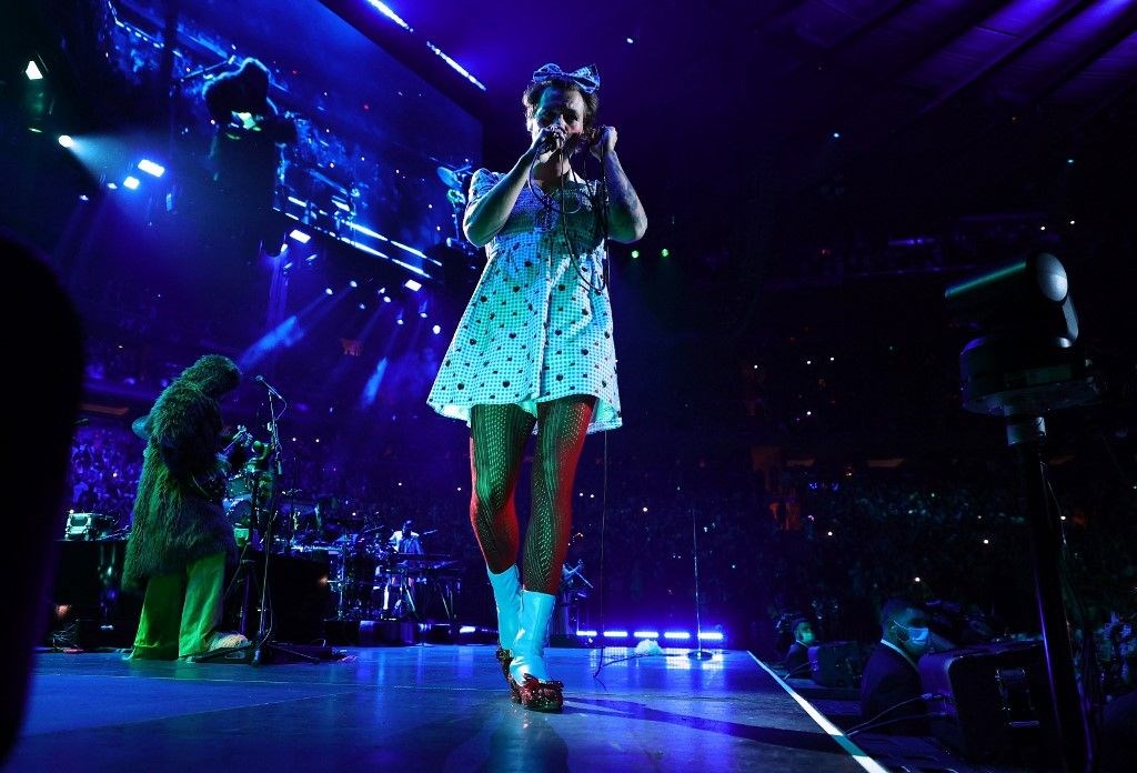 harry styles oz buyucusu esintili kiyafetiyle sahnede 5