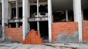 Hırsızların dadandığı Rıza Sarraf’ın eski holding binasına tuğlalı önlem
