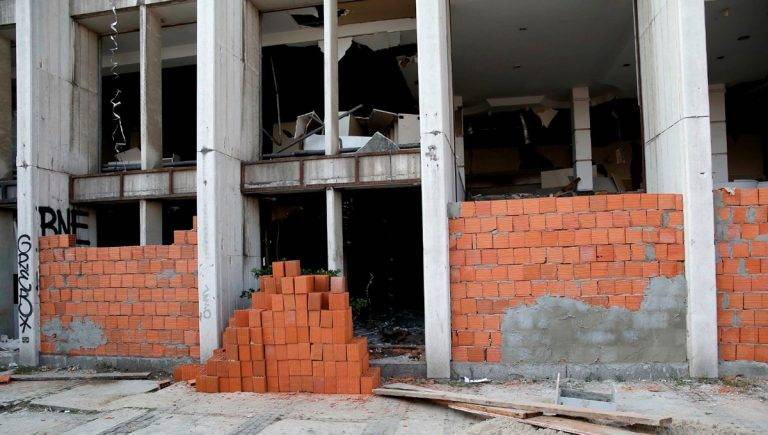 Hırsızların dadandığı Rıza Sarraf’ın eski holding binasına tuğlalı önlem