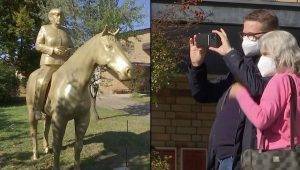 merkel at ustunde 3 metre boyundaki heykele yogun ilgi