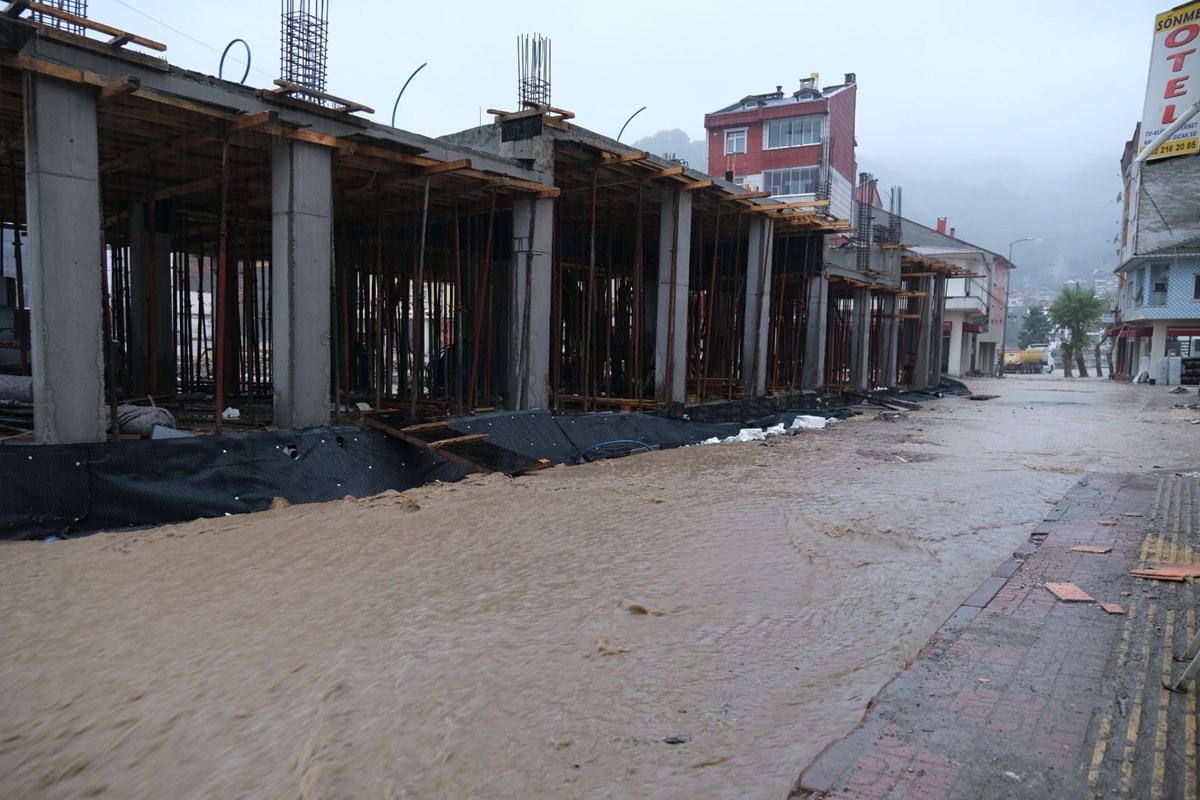 Sel felaketi yaşayan Bozkurt’un sokakları yeniden sular altında