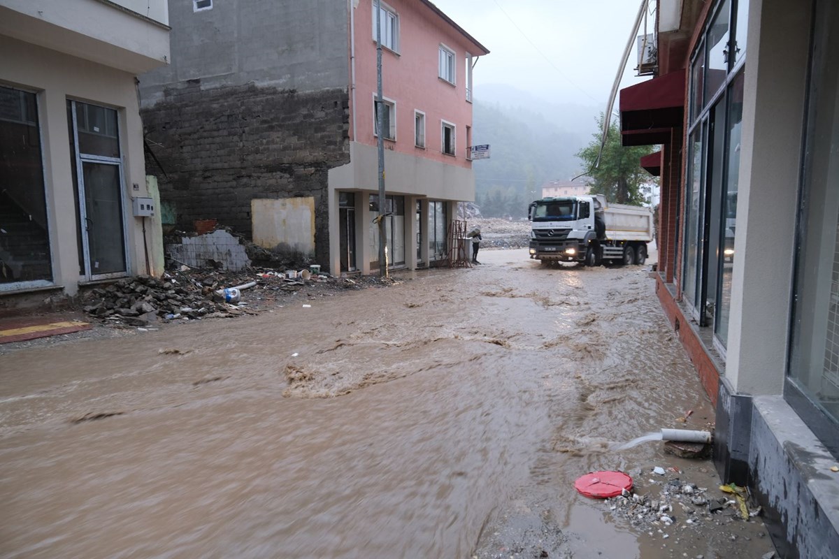 Sel felaketi yaşayan Bozkurt’un sokakları yeniden sular altında