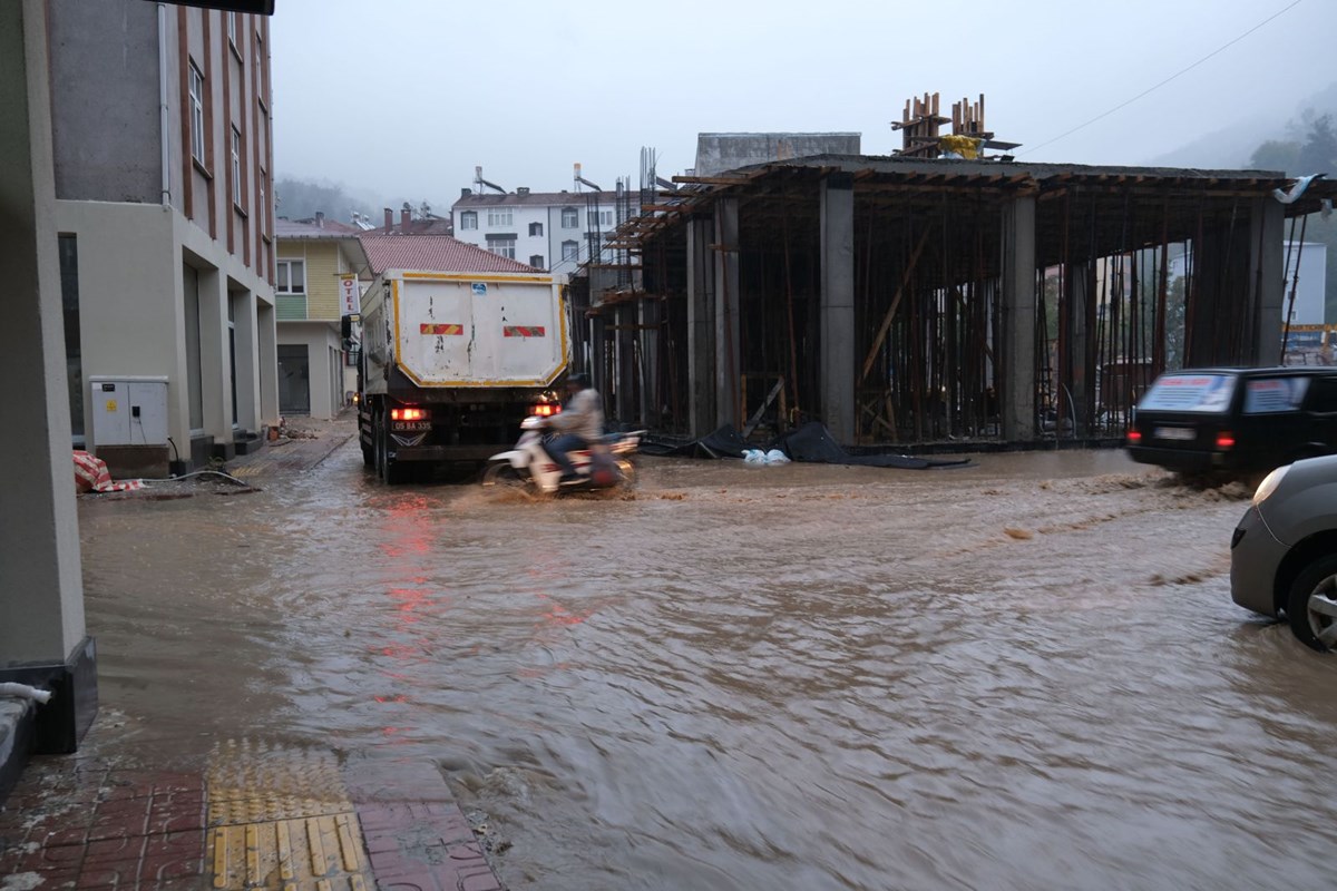 Sel felaketi yaşayan Bozkurt’un sokakları yeniden sular altında