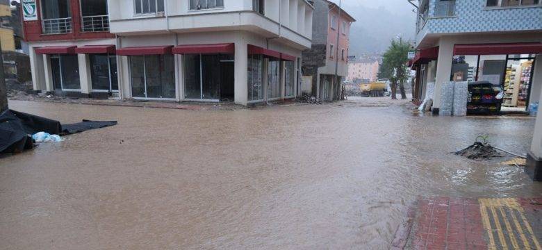Sel felaketi yaşayan Bozkurt’un sokakları yeniden sular altında