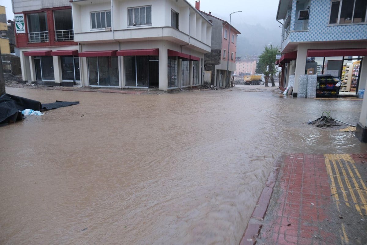 Sel felaketi yaşayan Bozkurt’un sokakları yeniden sular altında