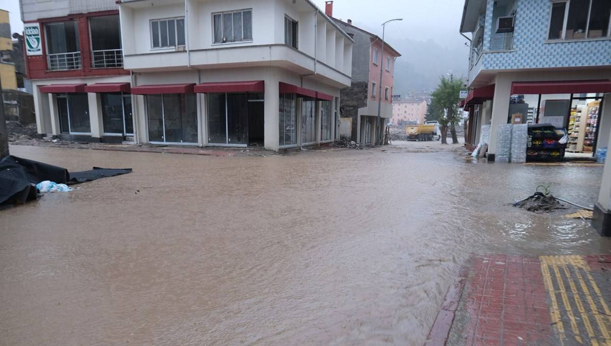 Sel felaketi yaşayan Bozkurt'un sokakları yeniden sular altında