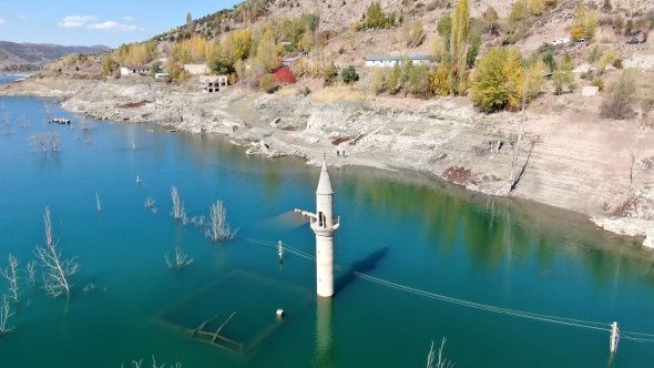 Sulara gömülen köy 12 yıl sonra ortaya çıktı