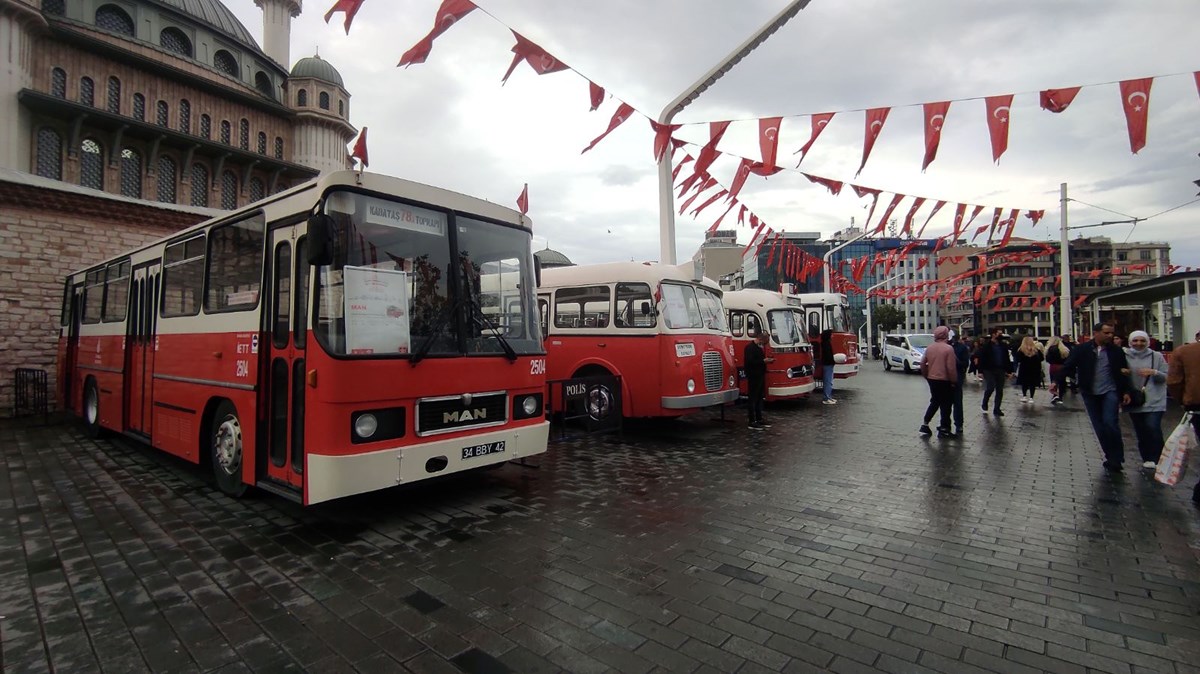 taksim meydaninda nostaljik otobus sergisi 6