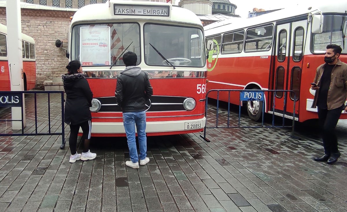 taksim meydaninda nostaljik otobus sergisi 7