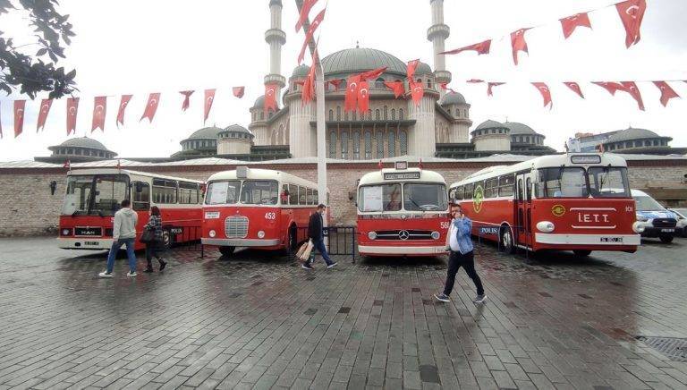 taksim meydaninda nostaljik otobus sergisi
