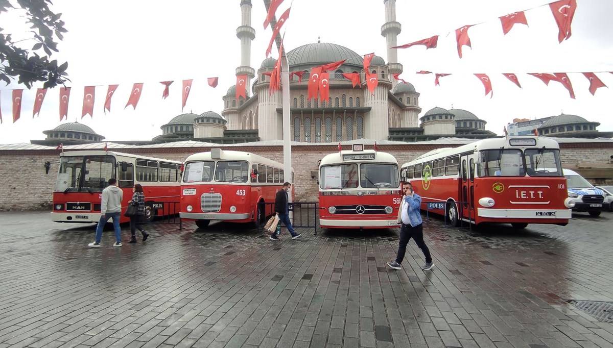 Taksim Meydanı'nda nostaljik otobüs sergisi